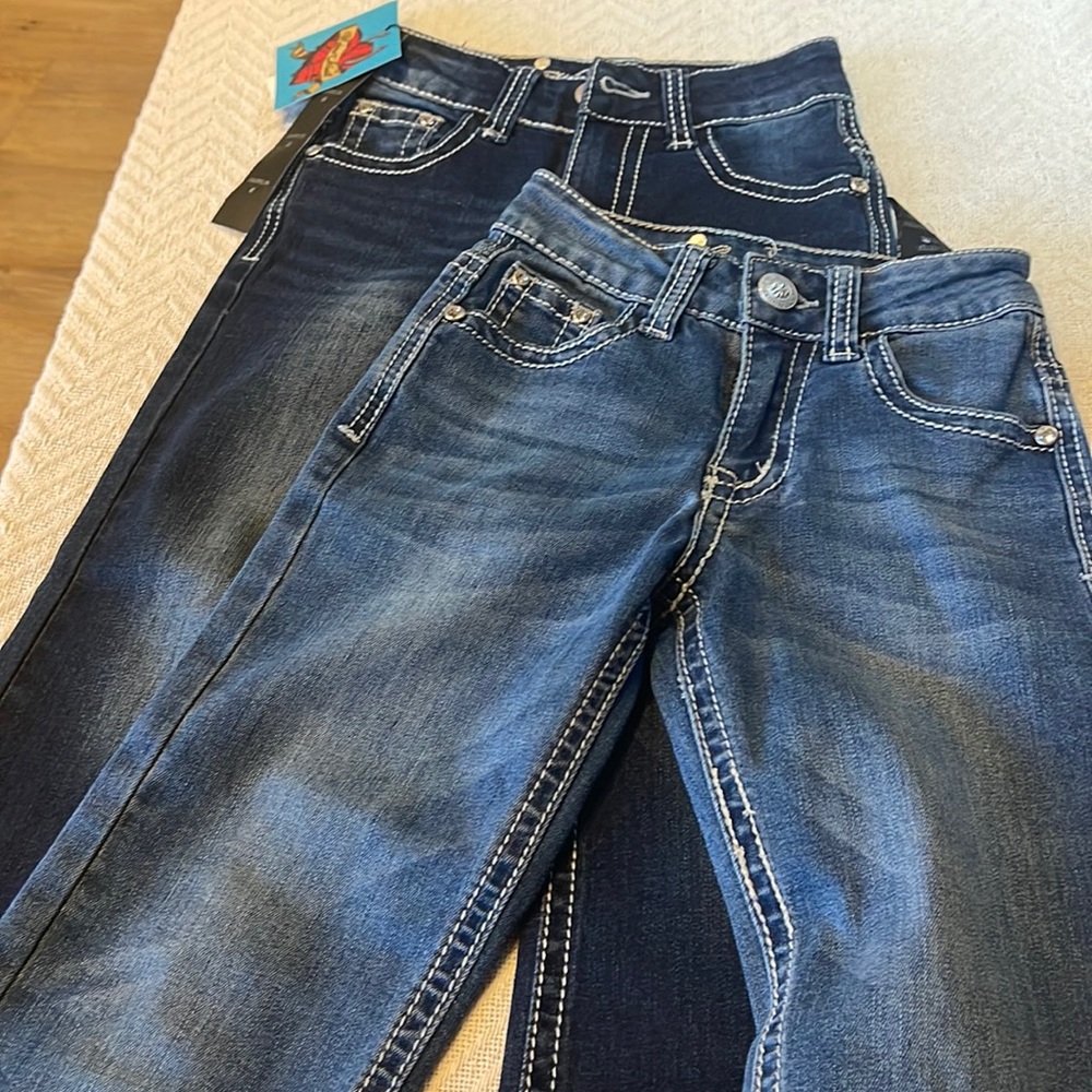 two pairs of jeans that have never been worn or only worn once both a size 6.